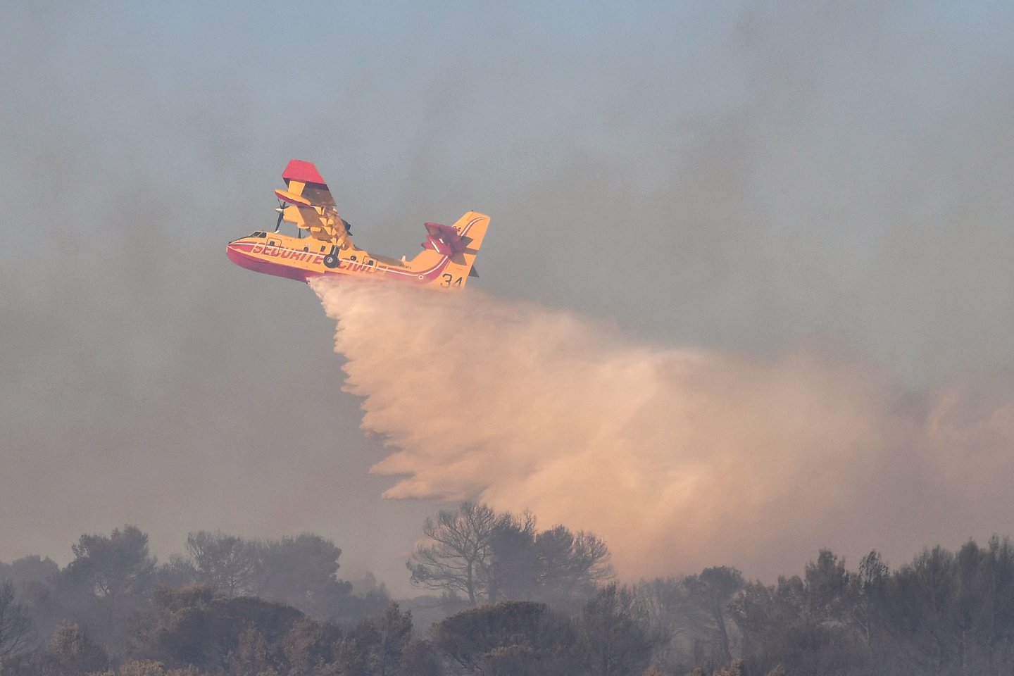Prancūzijos pietuose vieno priešgaisrinio lėktuvo pilotas penktadienį žuvo jo orlaiviui sudužus per jau keturias dienas liepsnojančio gaisro gesinimo operaciją, pranešė vietos pareigūnai.