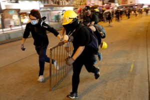 Honkongo protestuotojai užbarikadavo kelius ir tunelį