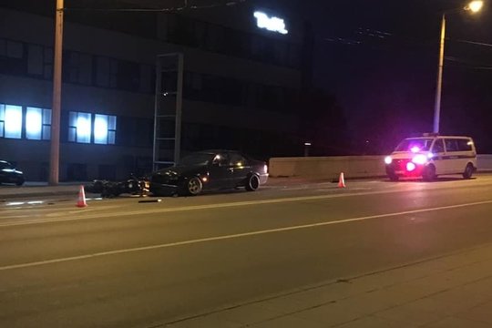 Gatve lėkusio BMW sukeltos avarijos padariniai – motociklininkė ligoninėje