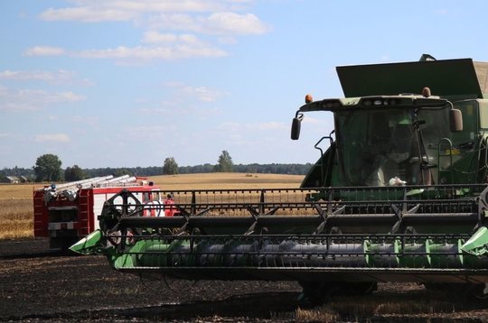 Užsidegus kombainui užsiliepsnojo ir ražienų laukai