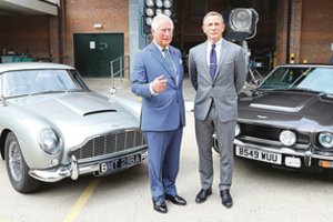 Princas Charlesas svarsto, ar priimti labai netikėtą Džeimso Bondo pasiūlymą