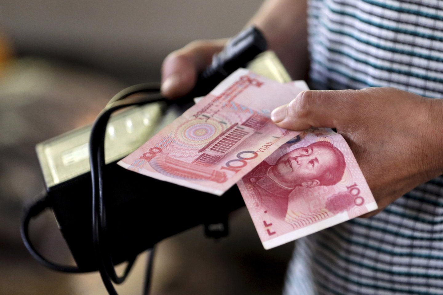 Kinija savo valiutos kursą nuleido beveik iki istorinio minimumo.<br>Reuters/Scanpix nuotr.