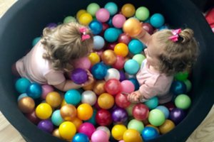 Žaidžiame su mažyliais: keturi spalvoti eksperimentai namuose