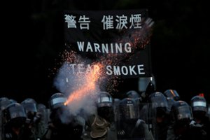 Honkonge sulaikyti 148 protestuotojai, Pekinas grūmoja kumščiu