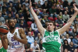 Rusų priekinė linija menksta – neteko 214 cm ūgio „Uniks“ puolėjo