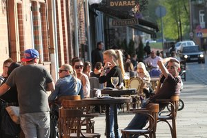 Ši vasara gali būti paskutinė – naujas draudimas nebeleis lauko kavinėje pakelti bokalo