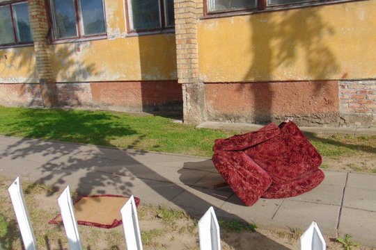 Girtų žemaičių šou: per langą mėtė baldus, apdaužė automobilius