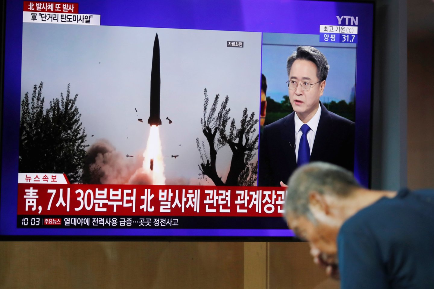  Šiaurės Korėja po ketvirtos sviedinių poros paleidimo per mažiau nei dvi savaites antradienį pagrasino įvykdyti daugiau ginklų bandymų.<br> Reuters/Scanpix nuotr.
