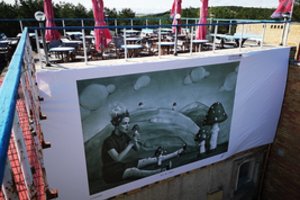 Nidoje akį veria neįprasta paroda - ant pastato sienų eksponuojamos Tomo Kaunecko fotografijos