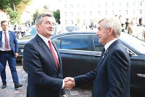 Seimo pirmininko kelionės pykdo kaimynus: valstybiniu lėktuvu – ir į kurortus