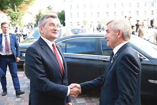 Seimo pirmininko kelionės pykdo kaimynus: valstybiniu lėktuvu – ir į kurortus