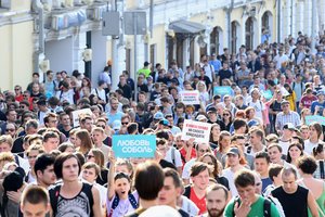 Rusijoje iš opozicijos mitinge dalyvavusios poros bandoma atimti tėvystės teises