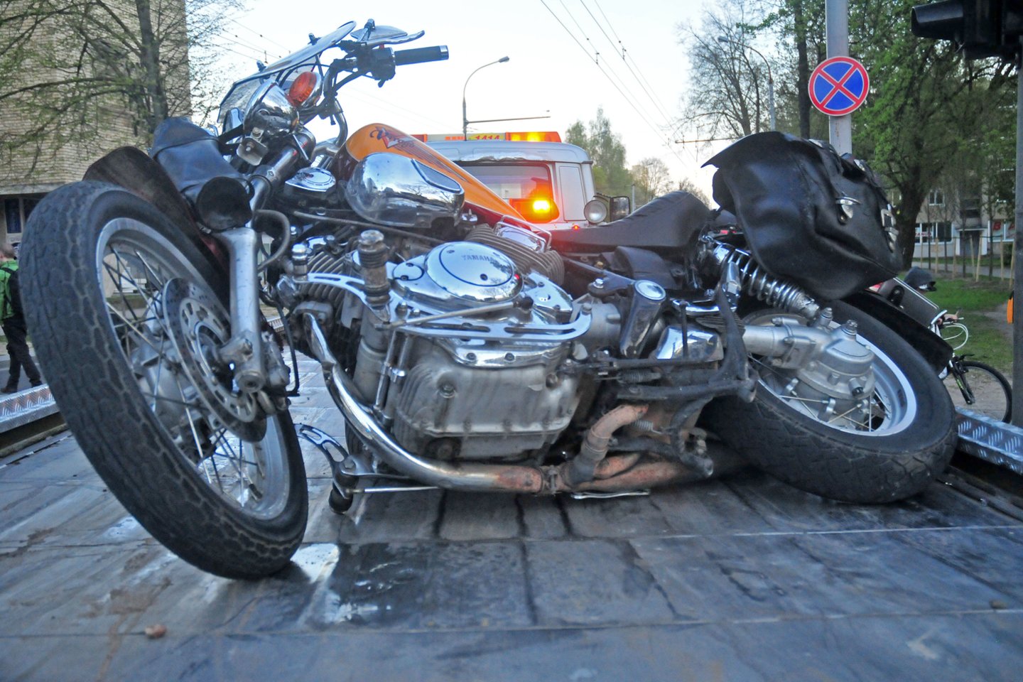 Kėdainiuose susidūrė motociklas ir automobilis, du žmonės ligoninėje.