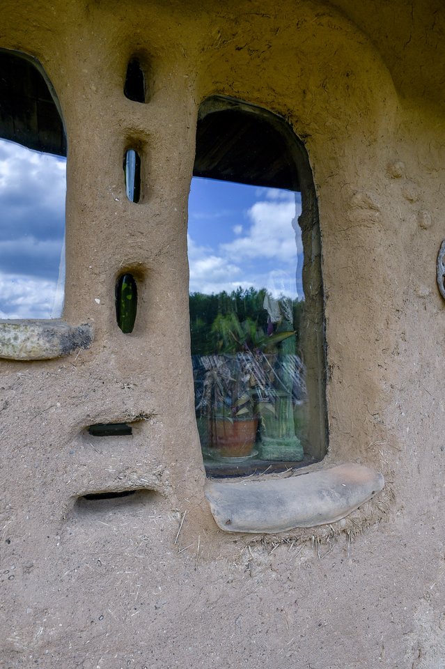 Keramikės Dormantės Penkinski ir jos dukterų namai iš molio ir kanapių jau stovi Gojaus kaime, visai netoli Vilniaus. Juos pasistatė šeimininkai patys.<br>V.Ščiavinsko nuotr.