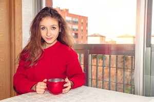 Ankstų rytą prie lango atsisėdusią moterį suerzino kaimynų poelgis