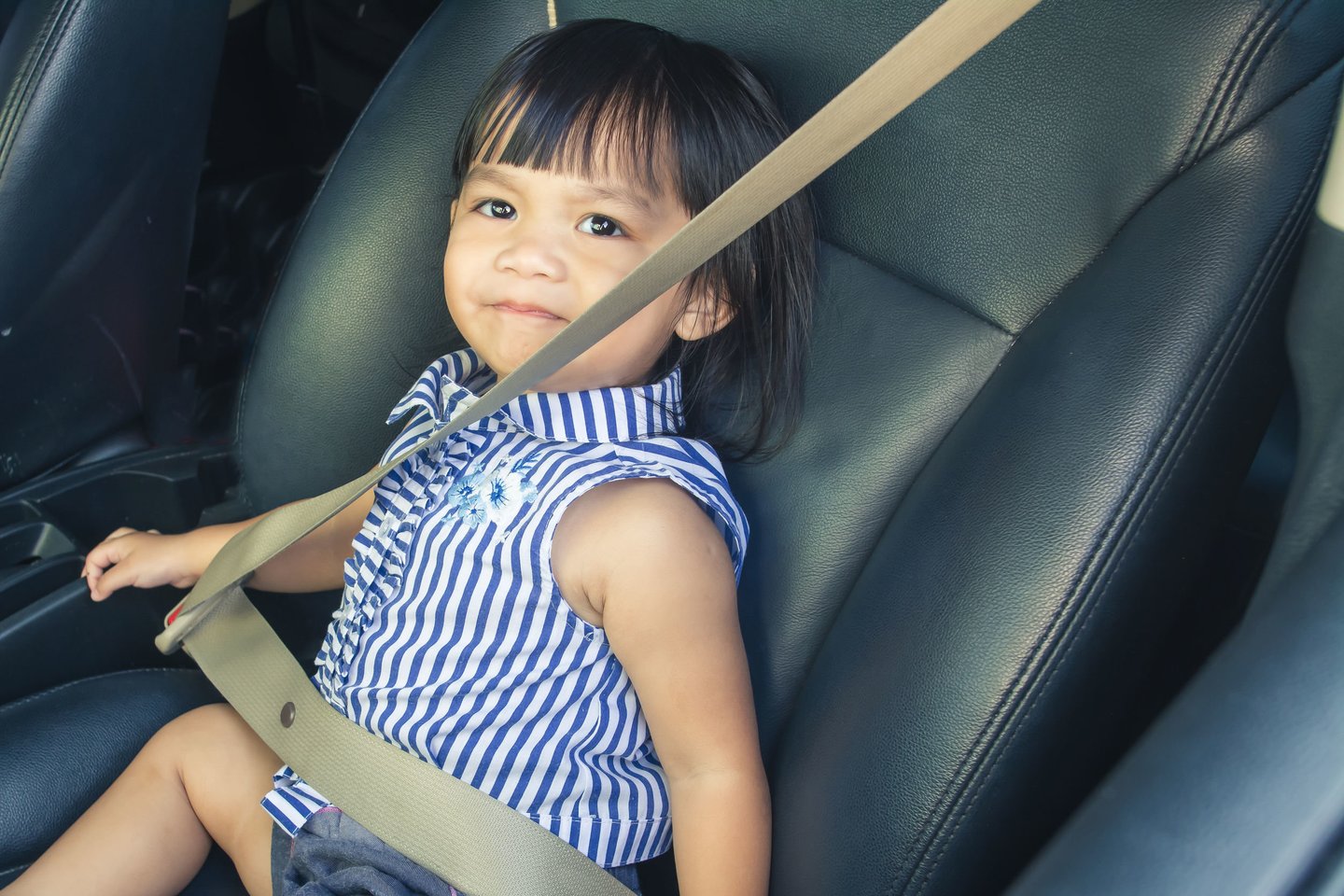   Vaikiškos kėdutės gali apsaugoti vaiką automobilyje, bet namie jų geriau nenaudoti.<br> 123RF.com nuotr.