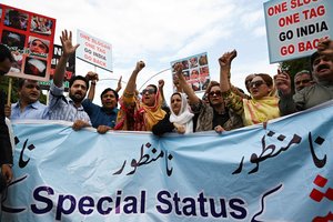 Aštrėjant ginčui dėl Kašmyro Pakistanas išsiunčia Indijos pasiuntinį ir įšaldo prekybą