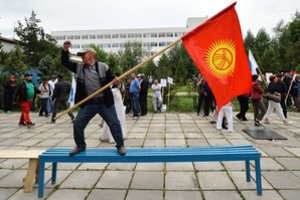 Kirgizijoje saugumo pajėgos įsiveržė į eksprezidento namus