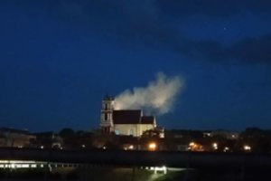 Vaizdas virš Vilniaus bažnyčios išgąsdino žmones: galvojo, kad kartojasi Paryžiaus tragedija