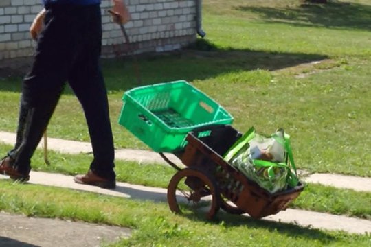 Vargingieji sulaukė paramos: maistą tempia net karučiais