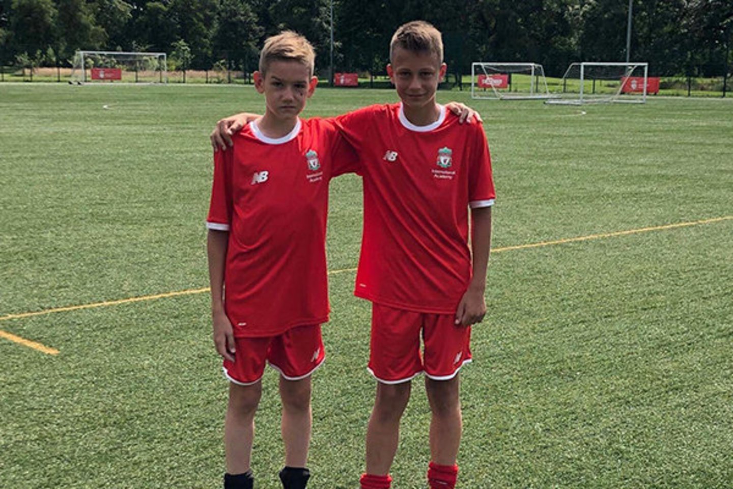 Kauno rajono FK „Garliava“ auklėtiniai Marius Barila ir Nedas Taletavičius puikiai pasirodė dvi savaites trukusioje legendinio Anglų klubo Liverpool FC stovykloje.