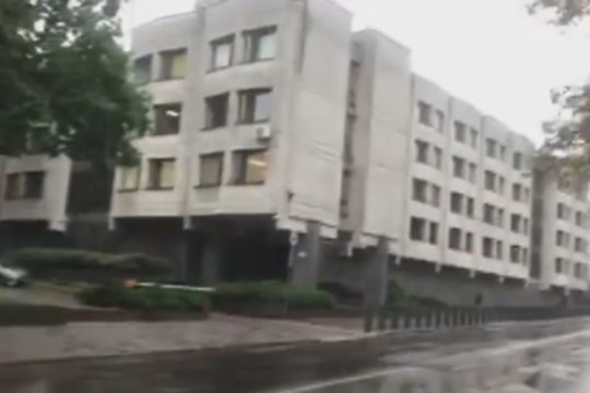 Prie Vyriausybės pastato liūtis sukėlė problemų – gatvė paskendo smarvėje