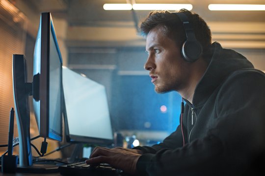 „Microsoft“ pareiškė, kad „klausosi“ klientų pokalbių tik gavusi leidimą