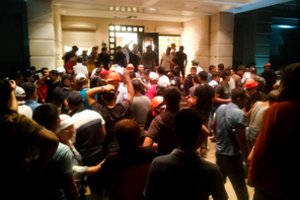 Kirgizijos saugumo pajėgos vėl šturmuoja eksprezidento A. Atambajevo rezidenciją