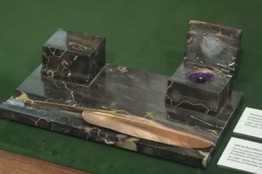 Vilniuje pristatyta auksinė prezidento Antano Smetonos plunksna