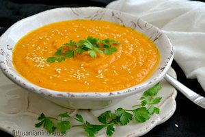 Trinta morkų sriuba su kariu namus iškvėpins gardžiausiais kvapais