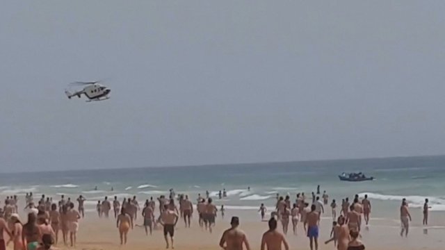 Paplūdimyje poilsiautojai pasijuto it veiksmo filme: virš galvų – net sraigtasparnis