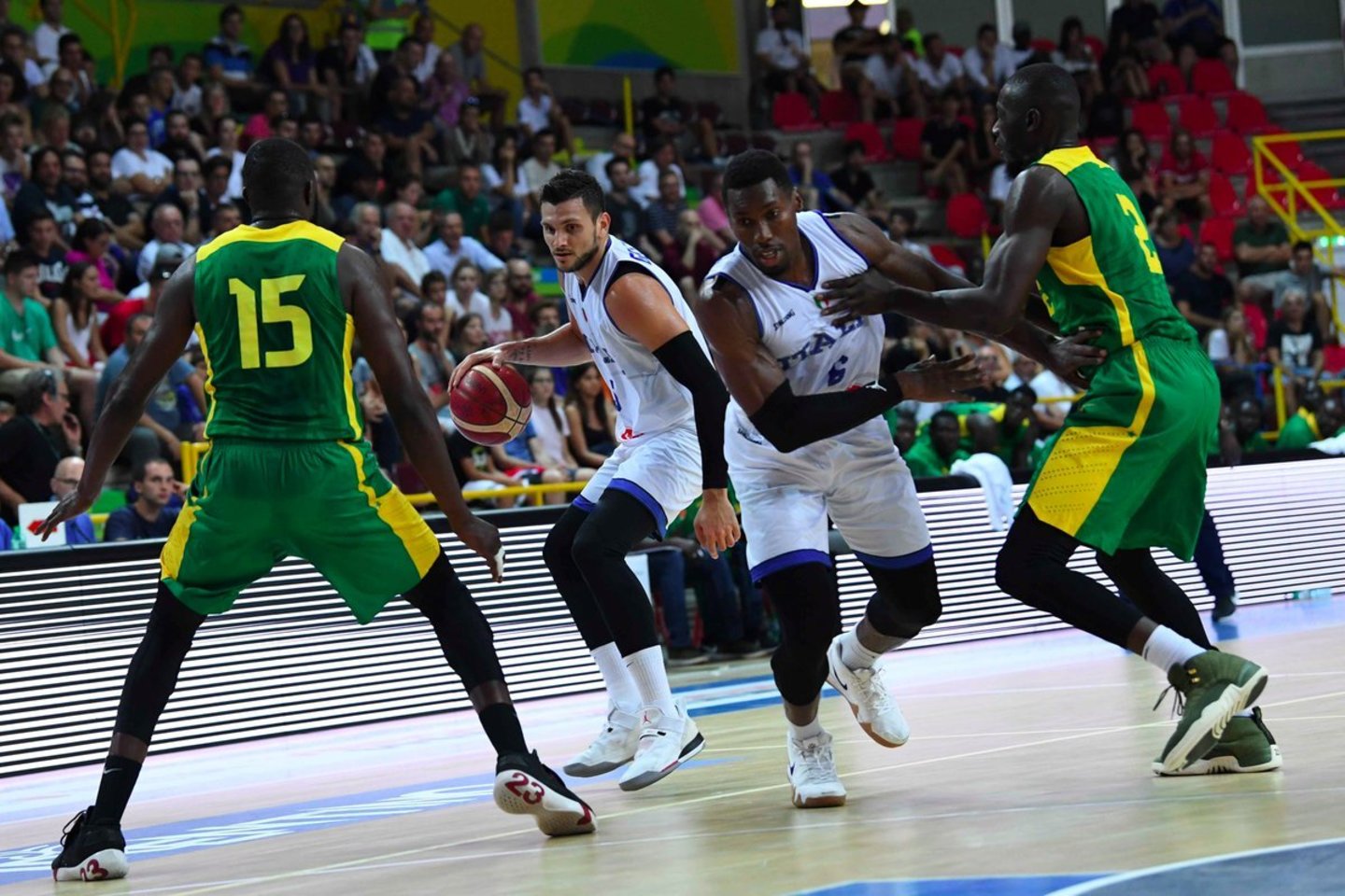  Italai sutriuškino Senegalo krepšininkus.<br> AFP/Scanpix nuotr.