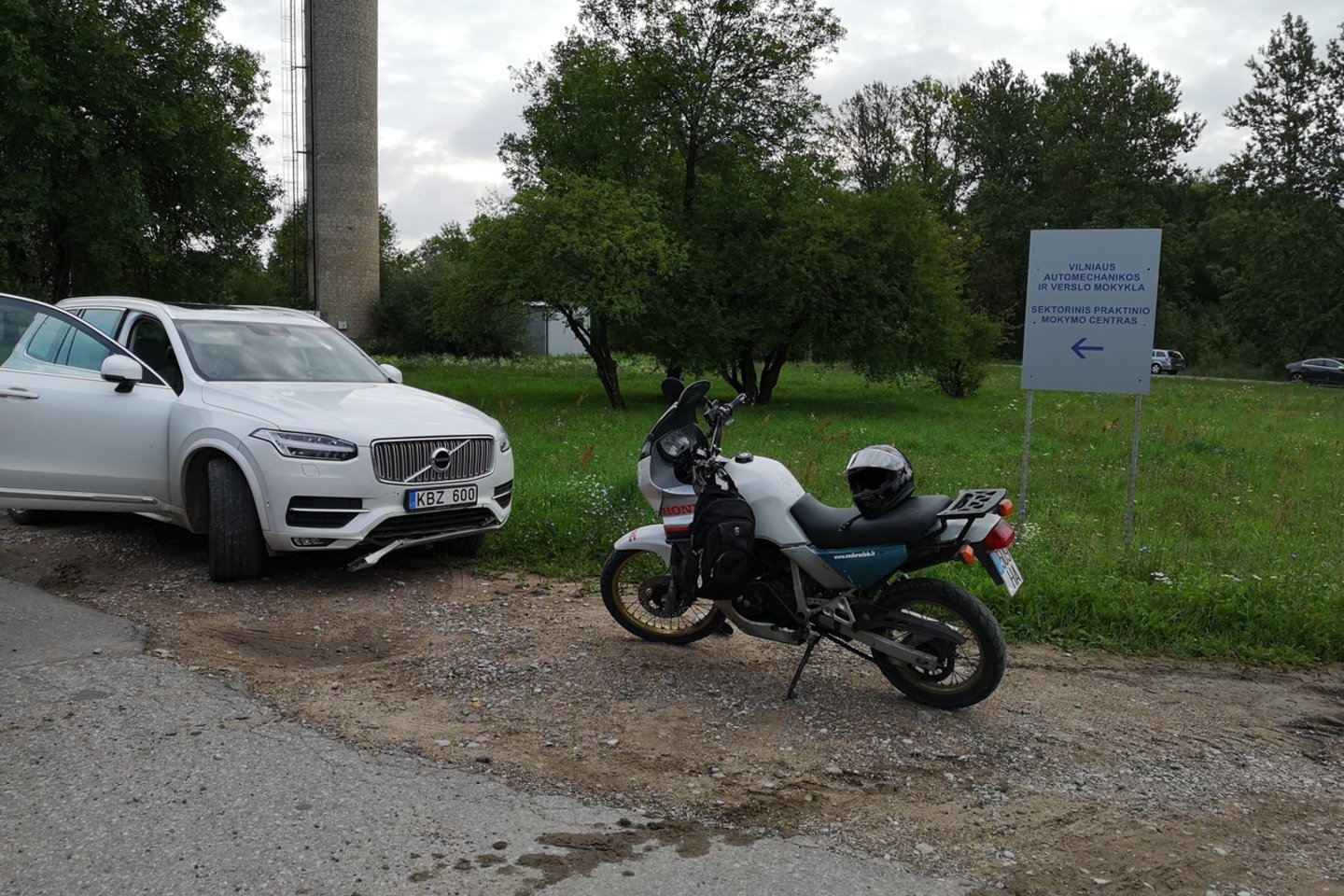  Vilniaus r. susidūrė motociklas ir automobilis: motociklininkas išvežtas į ligoninę.<br> A.Vaitkevičiaus nuotr.