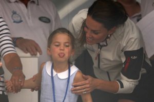 Princesė Charlotte susirinkusiai miniai atkišo liežuvį, o mama Catherine Middleton išsigando