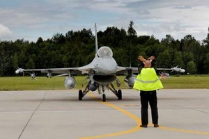 NATO misijos Baltijos šalyse pilotų artimiesiems grasino nežinomi asmenys