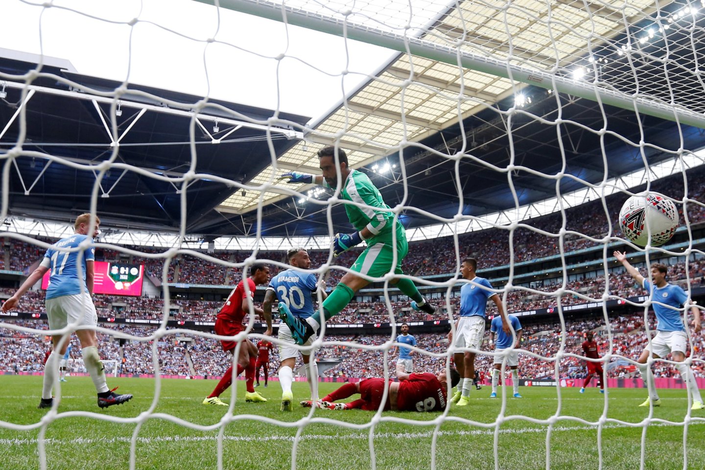  Sekmadienį FA „Community Shield“ trofėjus po 11 metrų baudinių serijos atiteko „Manchester City“ komandai, 2:1 įveikusiai „Liverpool“.<br> Reuters/Scanpix nuotr.