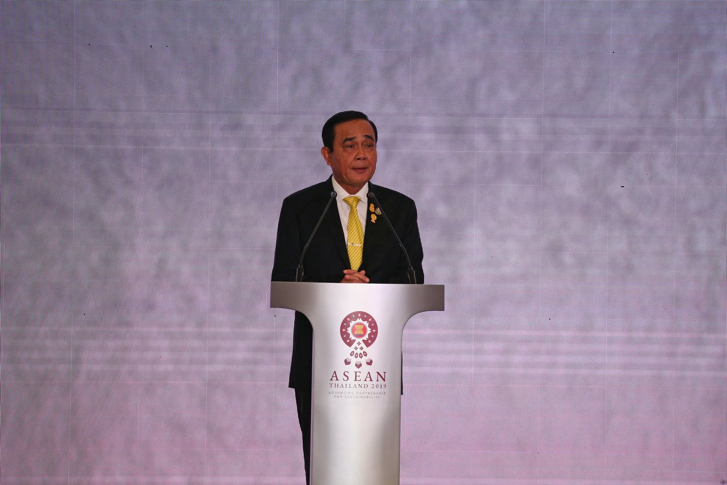  Prayuthas Chan-ocha per prisaikdinimo ceremonija praleido vieną priesaikos frazę apie įsipareigojimą laikytis visų konstitucijos nuostatų. Tai iškėlė klausimų, ar inauguracija teisiškai galioja.<br> Reuters/Scanpix nuotr.