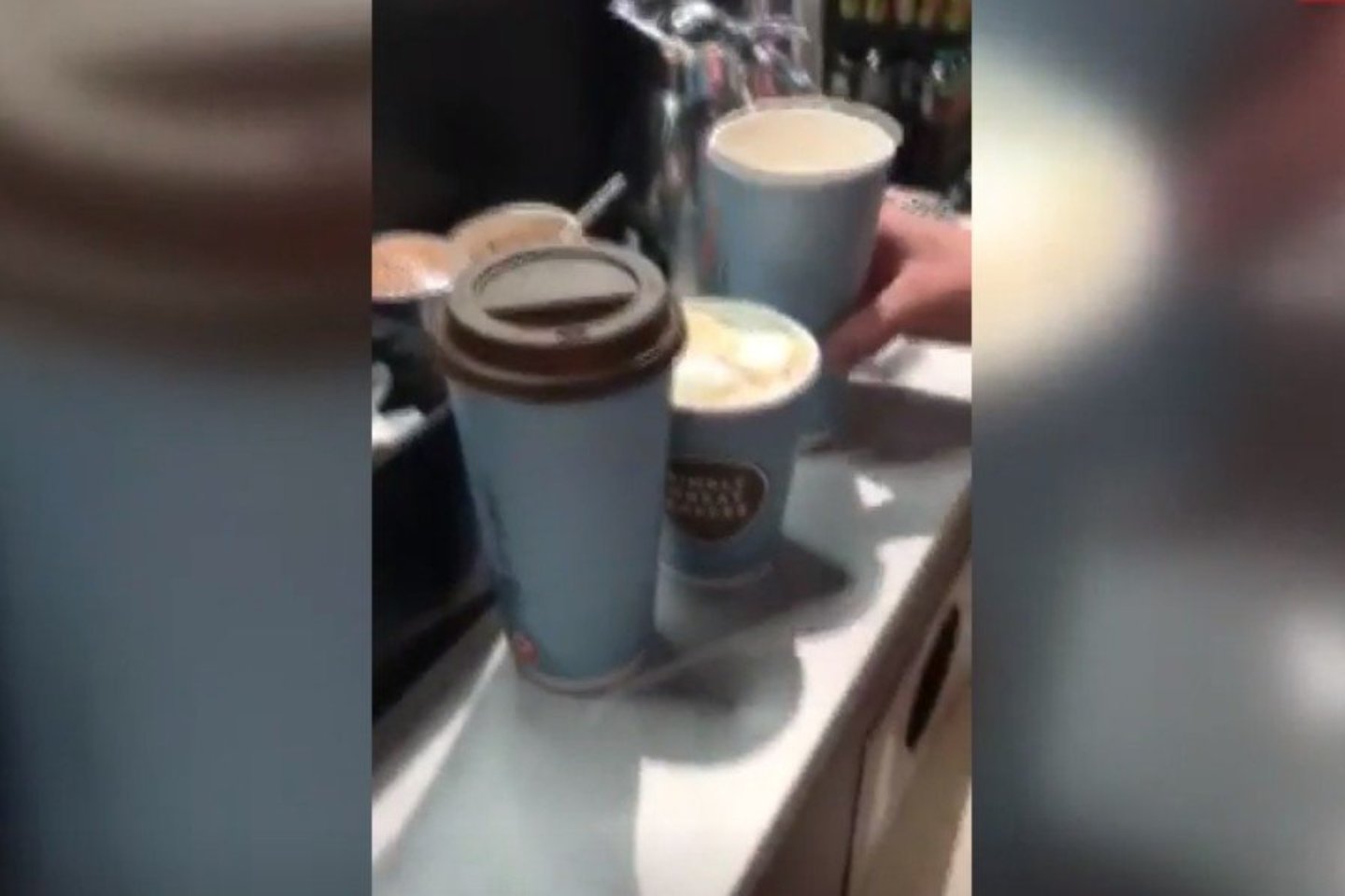  Degalinės klientai suabejojo, ar tikrai kavos į didžiausią puodelį įpilama tiek, kiek reikia. <br> Siužeto stop  kadrai.