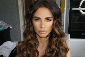 Katie Price nestabdo: dar viena operacija gerbėjus privertė sunerimti