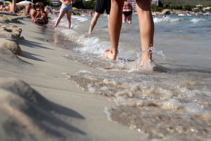 Turistų košmaras Ispanijoje: didelė agresyvi žuvis puolė žmones, tarp sužeistųjų – ir vaikai