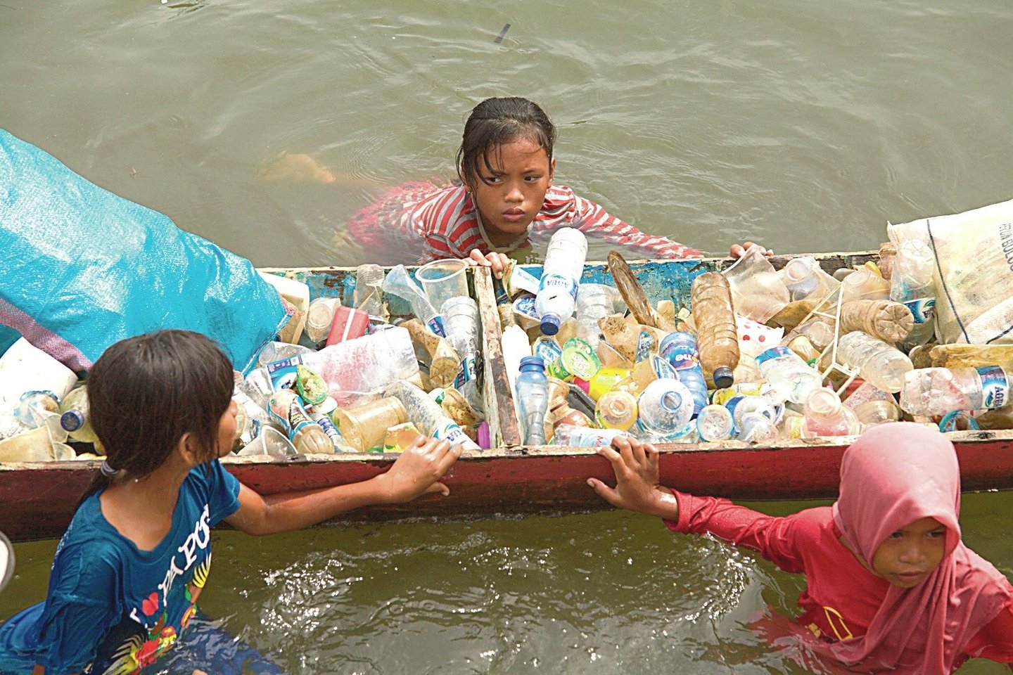  Plastiko prekybos posūkis į Pietryčių Aziją turėjo stulbinamų padarinių – užterštos vandens atsargos, sunaikintas derlius, kvėpavimo takų ligos dėl deginamo plastiko ir augantis organizuotas nusikalstamumas<br> AFP/Scanpix nuotr.