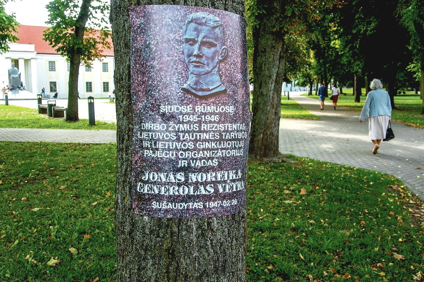 Centre ant medžių iškabinėtos J.Noreikos atminimo lentos kopijos.<br>V.Ščiavinsko nuotr. 