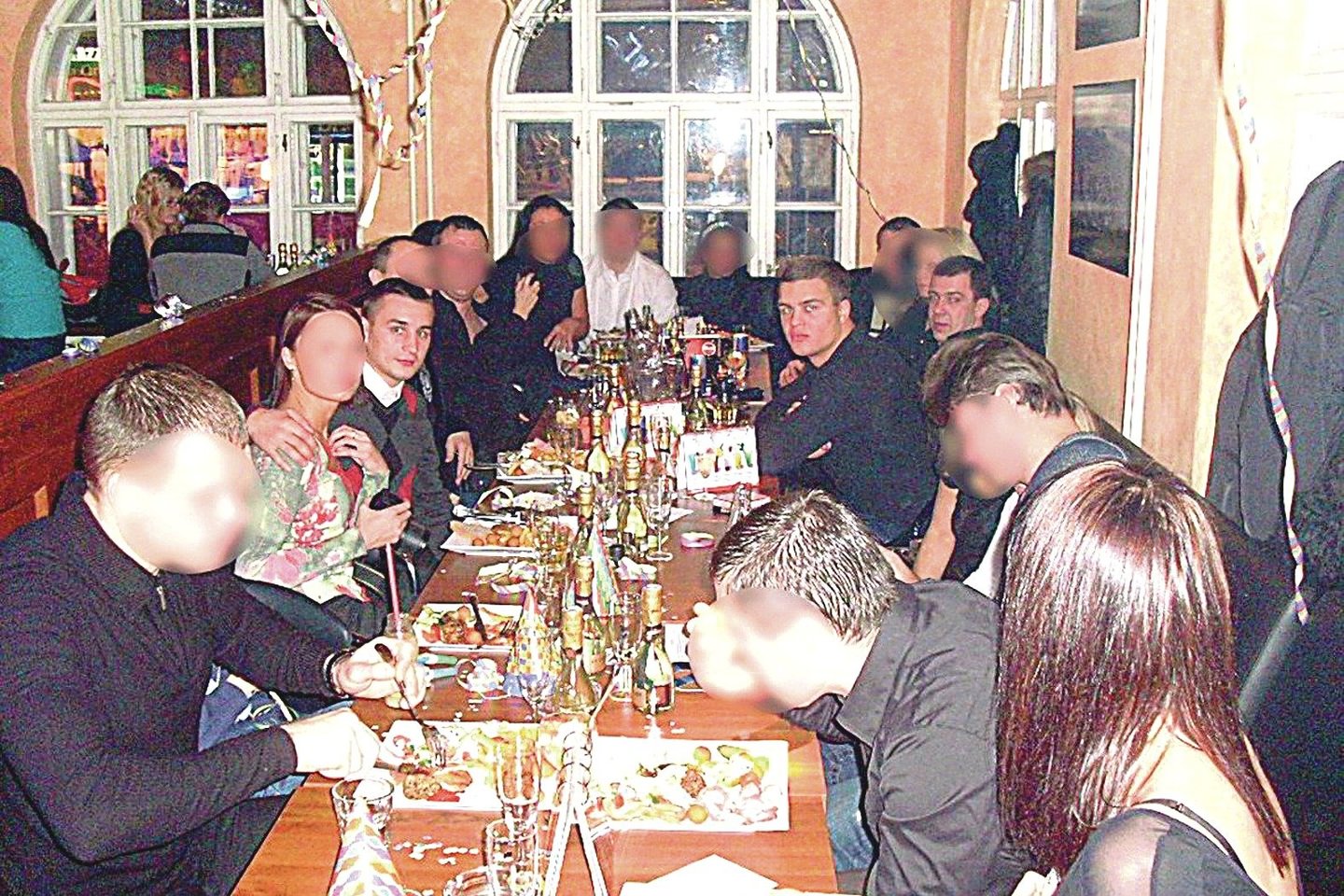 R.Morkevičius (kairėje) Italijoje prie vaišių stalo su D.Bugavičiumi (viduryje) ir Agurkinių gaujos lyderiu S.Velečka.<br> Nuot. iš D.Dargio knygos ("Kriminalinė Agurkinių odisėja").