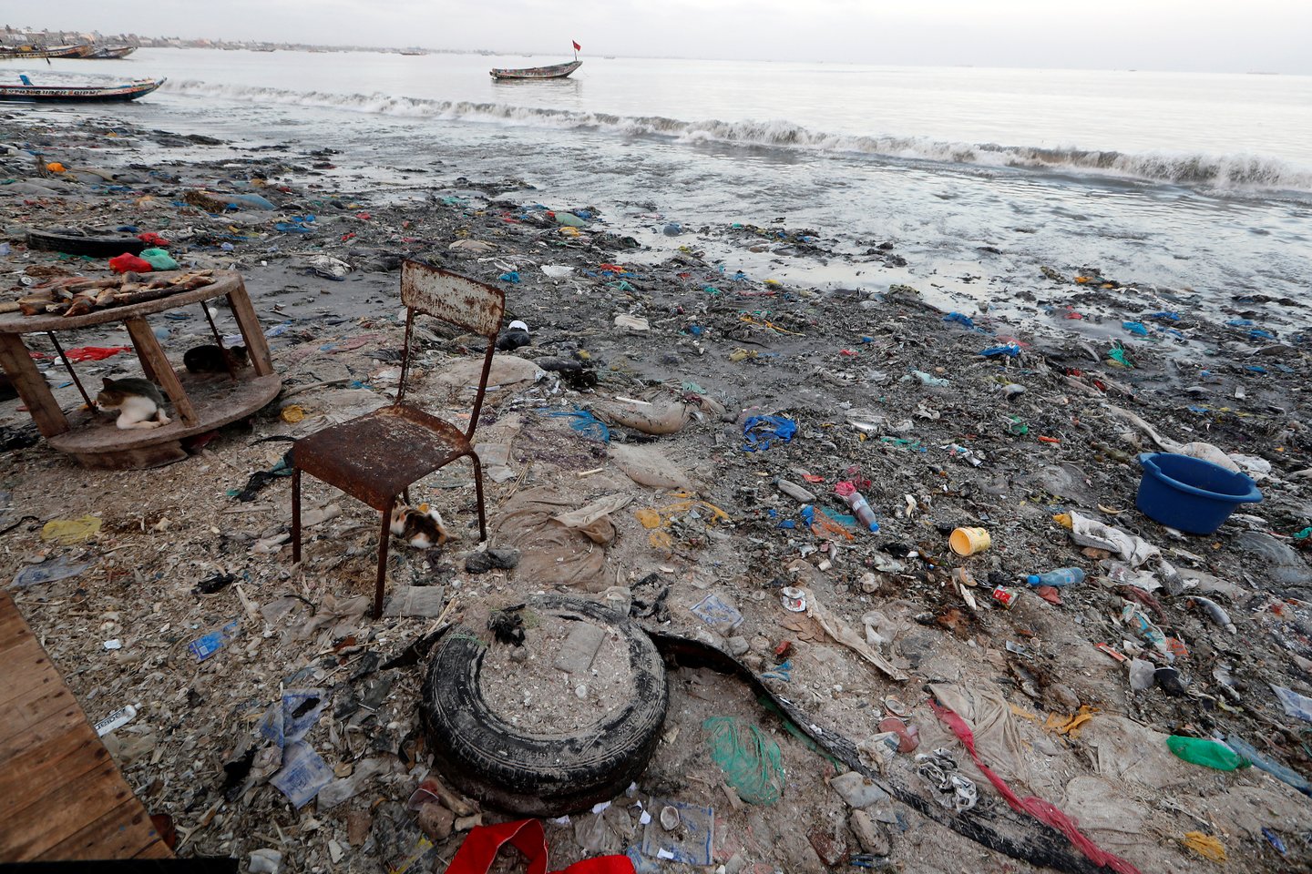  Plastiko prekybos posūkis į Pietryčių Aziją turėjo stulbinamų padarinių – užterštos vandens atsargos, sunaikintas derlius, kvėpavimo takų ligos dėl deginamo plastiko ir augantis organizuotas nusikalstamumas<br> Reuters/Scanpix nuotr.