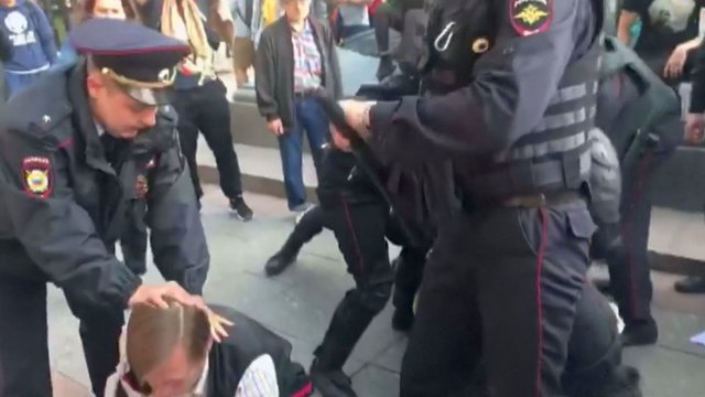 Rusijoje opozicionieriai gavo leidimą rengti demonstraciją, bet policijai tai – nė motais 