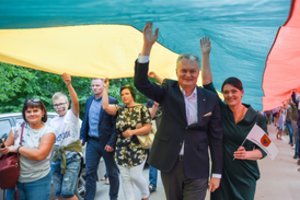 Gitanas Nausėda nešė rekordinio dydžio trispalvę, jos ilgis – daugiau nei 1 km
