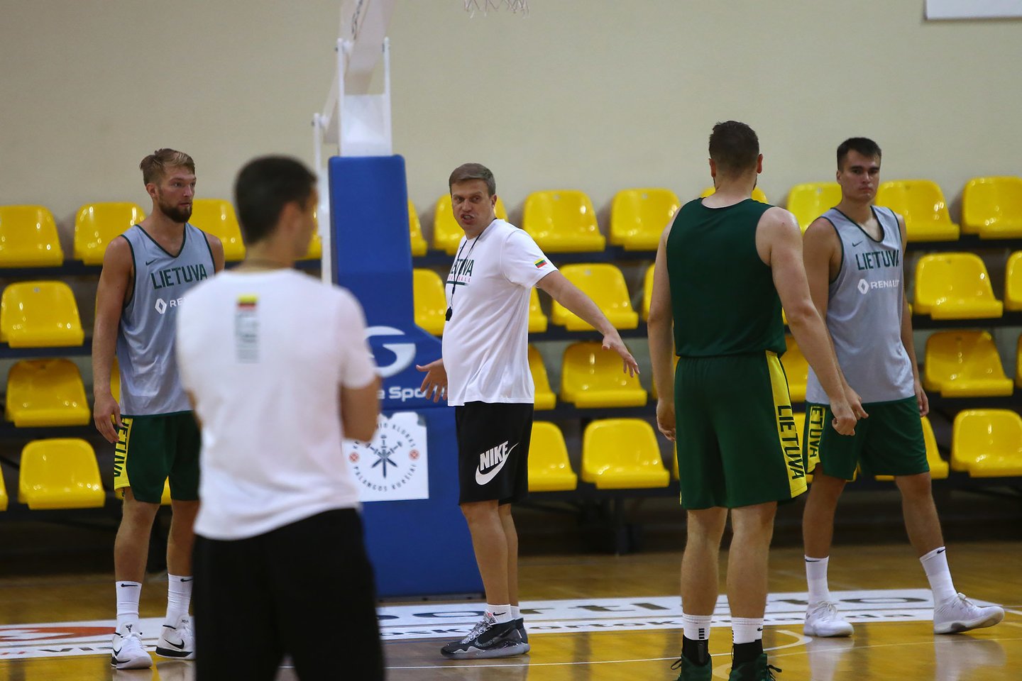 Už D. Adomaičio kandidatūrą rinktinės veteranai balsavo vienbalsiai.<br>G.Šiupario nuotr.