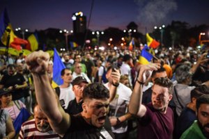 Rumunijoje tūkstančiai žmonių ragino vyriausybę atsistatydinti