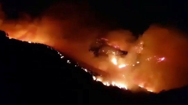 Lietuvių pamėgtą salą siaubia gaisras, evakuoti aplinkiniai kaimai