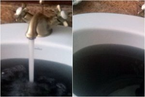 Kauniečiams – šokas: iš čiaupų miesto centre plūsta juodas kaip smala vanduo